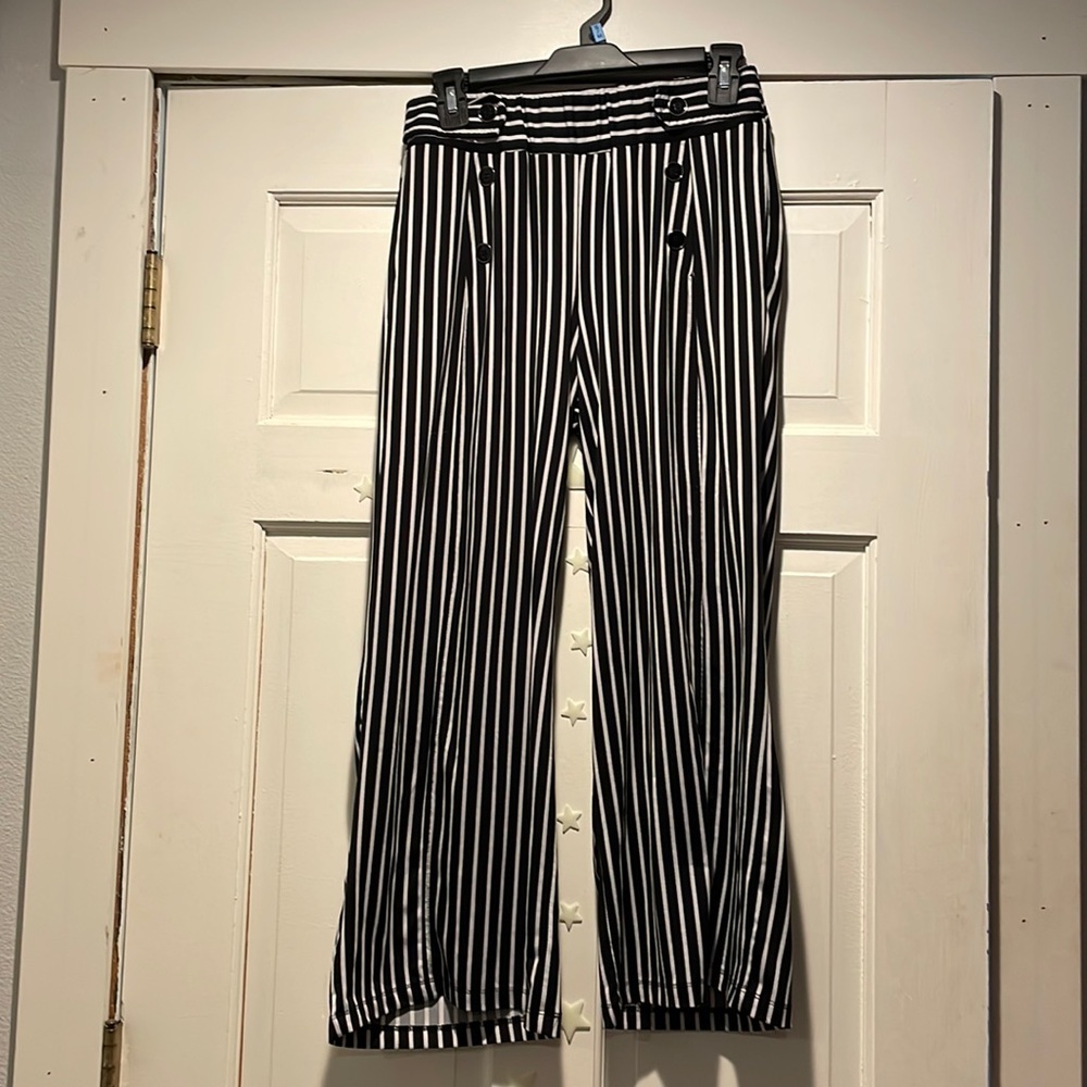Ankle cropped, comfy pants from Robert Louis. It’s cute but comfy!